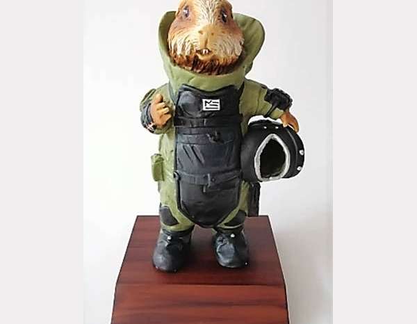 Estatuilla castor EOD TEC. EXPLOSIVOS.
