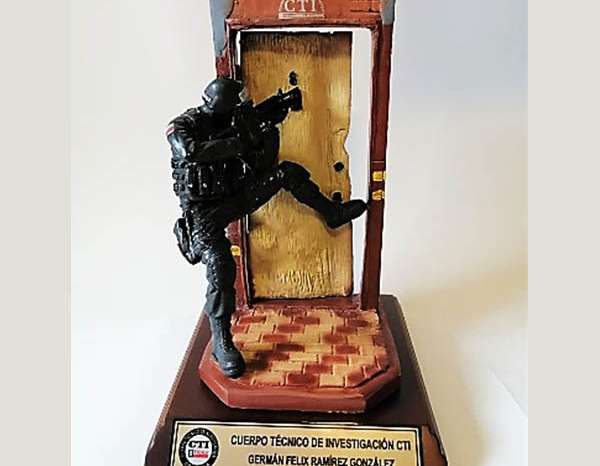 Estatuilla comando urbano